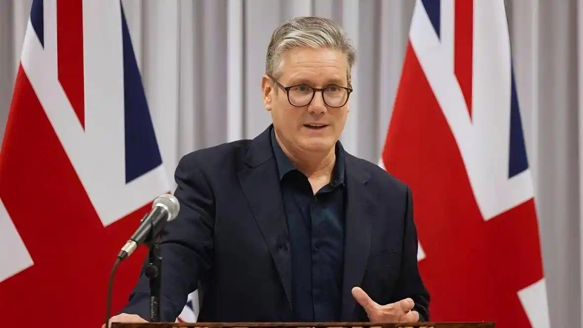英国首相近日回应多项国内议题，包括打击环境犯罪、处理移民问题以及哈里王子一家返回