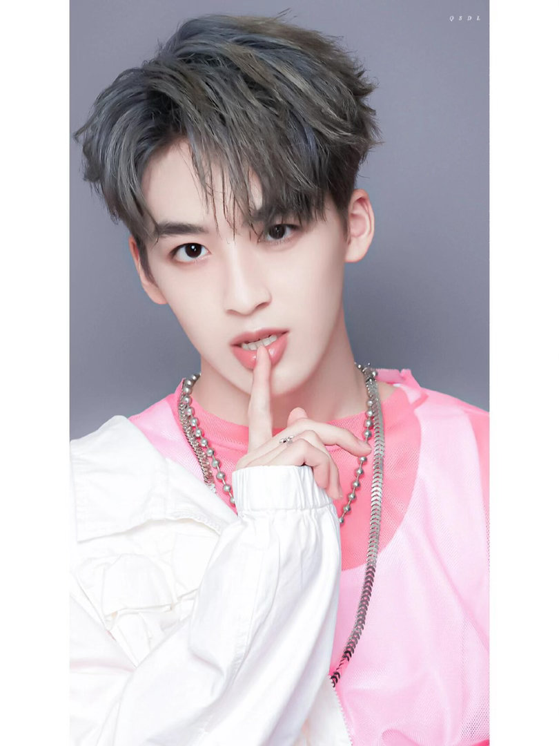 何洛洛还留着创造营的粉红豹 那只2019年牵着睡觉的粉红豹，现在还在他家里。别人