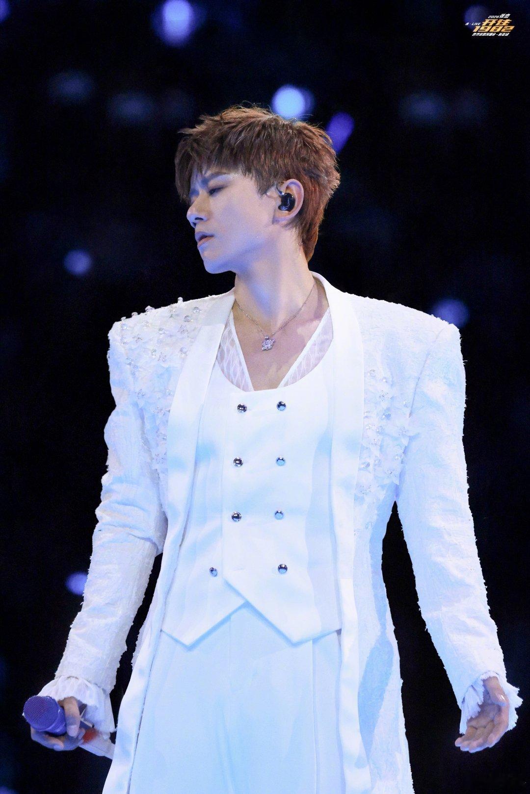 可是妈妈张杰不是别的黄毛这次的黄毛和别人的不一样啊😭张杰新春演唱会新发色封神，