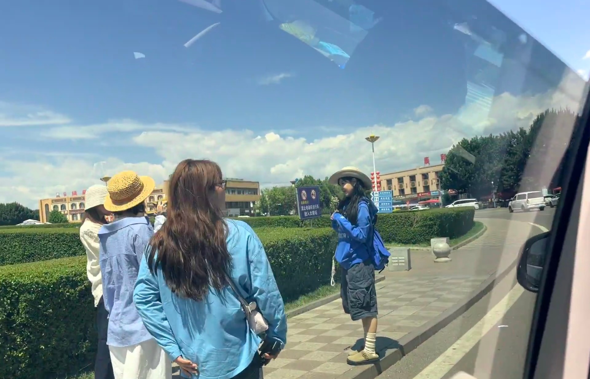 新疆偶遇章若楠章若楠又在拍游客照了 网友在新疆特克斯开车偶遇章若楠依旧是在拍游客