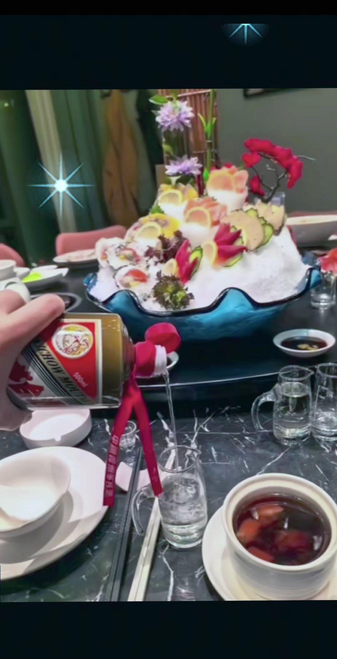 想暧昧就坐我旁边，想拼酒就坐我对面，是爱情就一杯倒，是对手就把椅子准备好，液体布