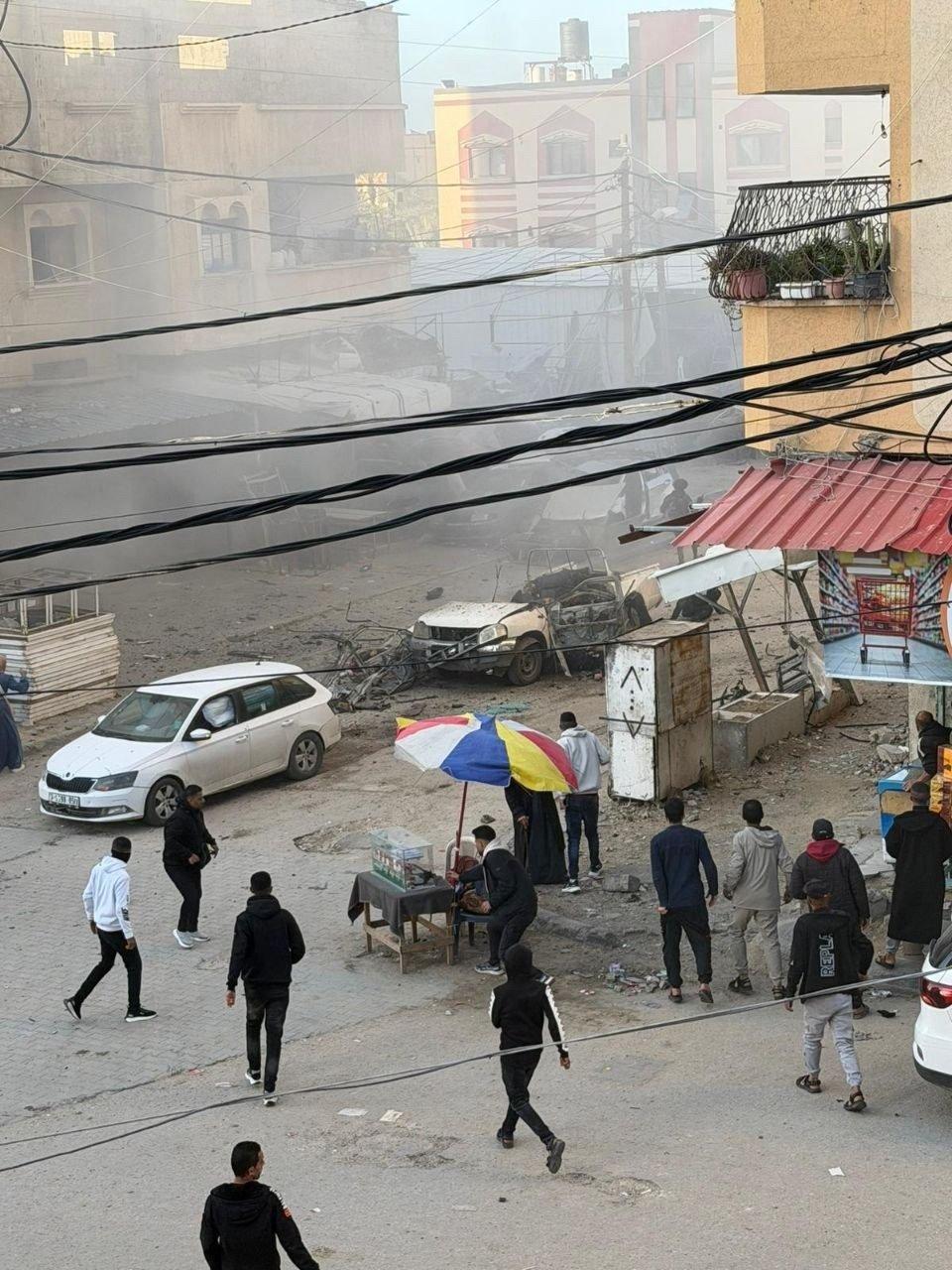 以色列被回击后卖惨，与此同时再次袭击加沙。
据当地消息：以色列对加沙地带中部一辆