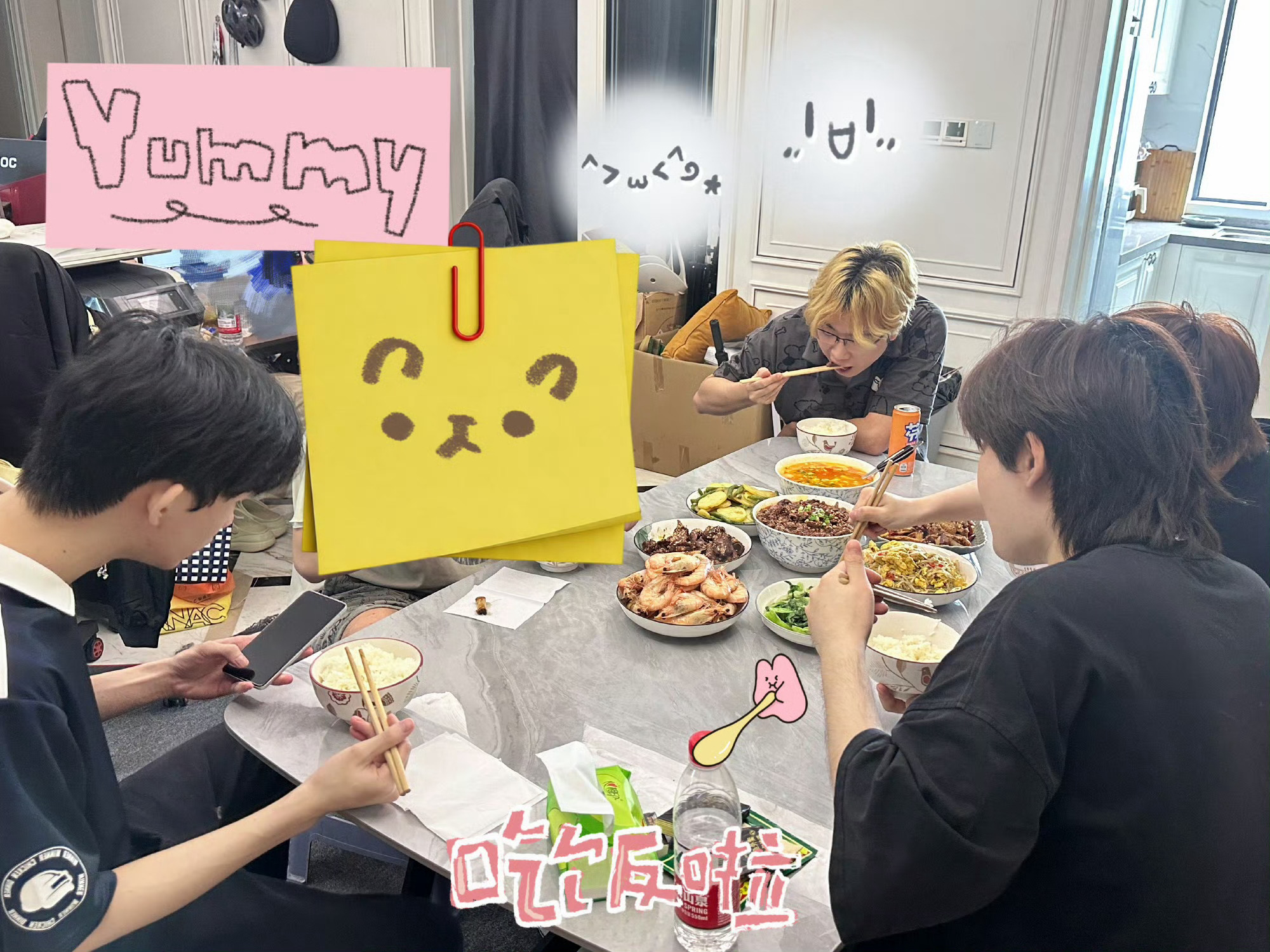 固定饭搭子多肉就位。2026PEL夏季赛期间，该宠物犬现身基地与选手共餐，席间挤