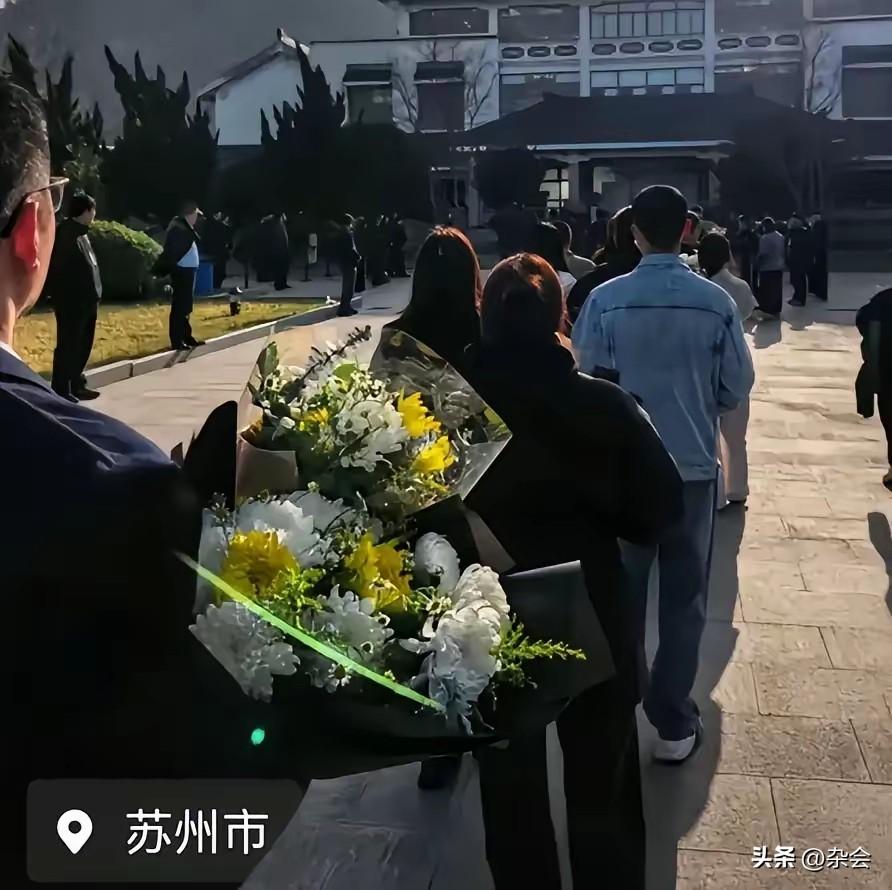万人排队送别，名流千里奔赴，张雪峰老师的这场葬礼，让人看到了什么是真正的“生前身