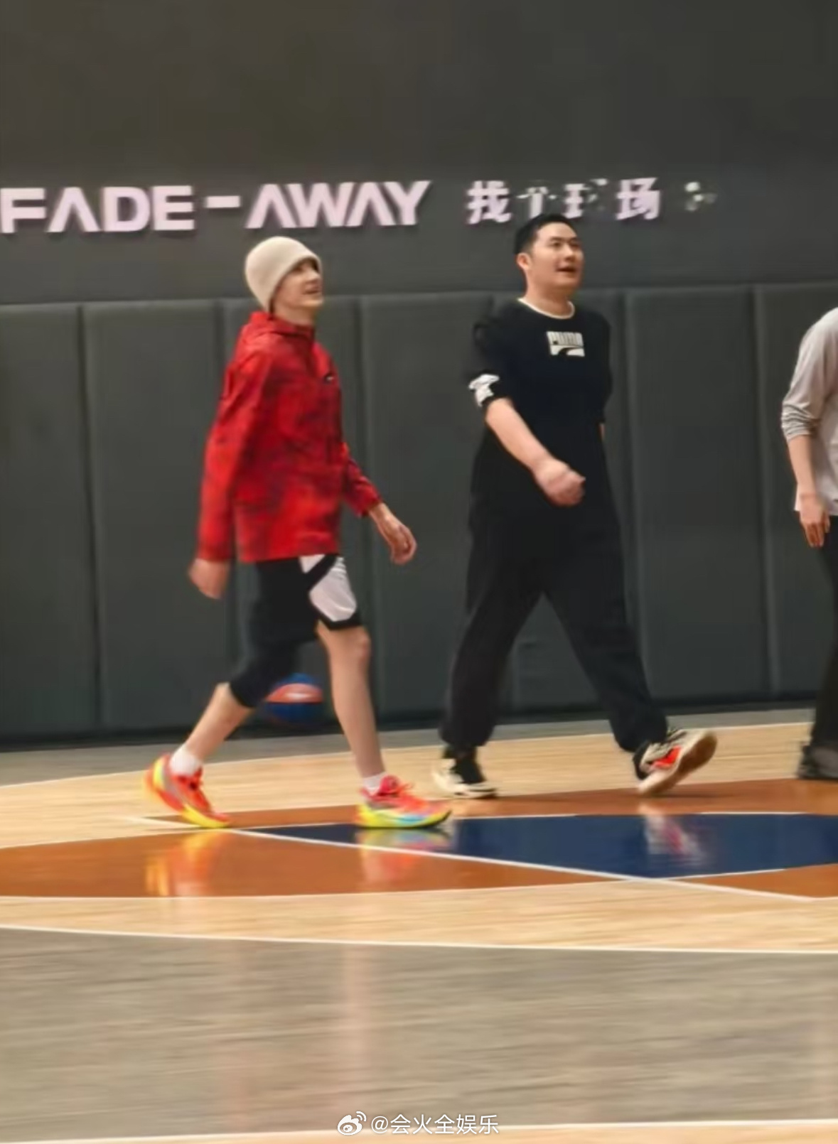 白天演戏，晚上打球，精力太好啦！ 