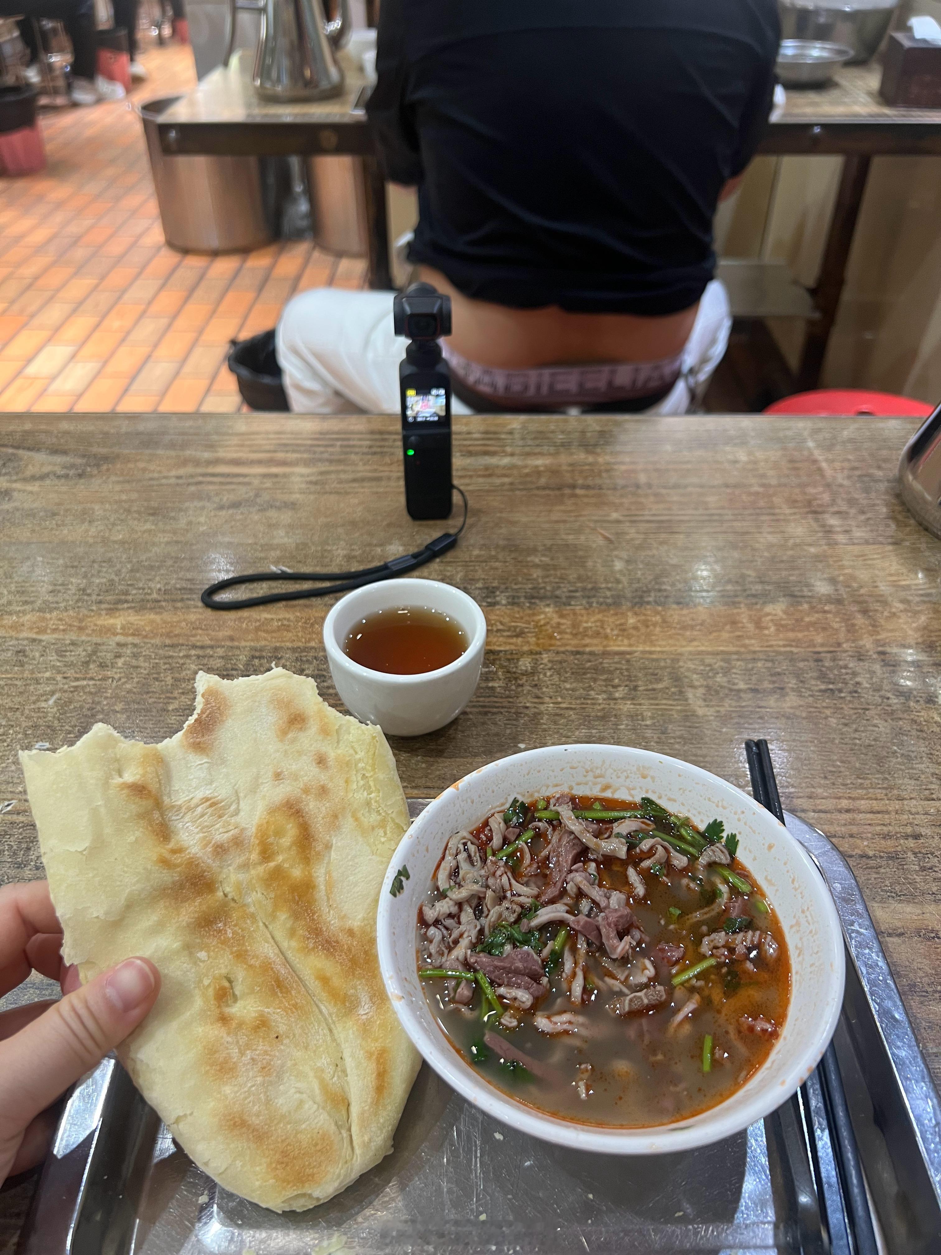 内蒙的杂碎真的很不一样。切的真的很碎。本来来之前还觉得自己吃半份就行了，才发现碗