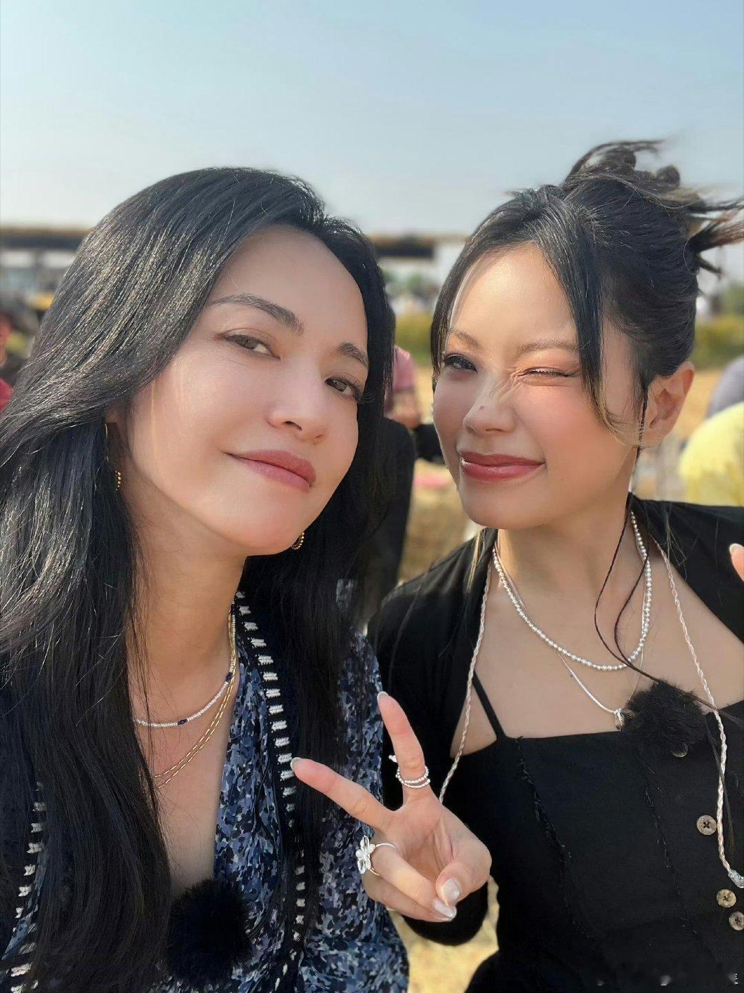 #生活手记##姚晨晒和万妮达合照# 能看到两位美女同框是谁又快乐了！[舔屏]期待