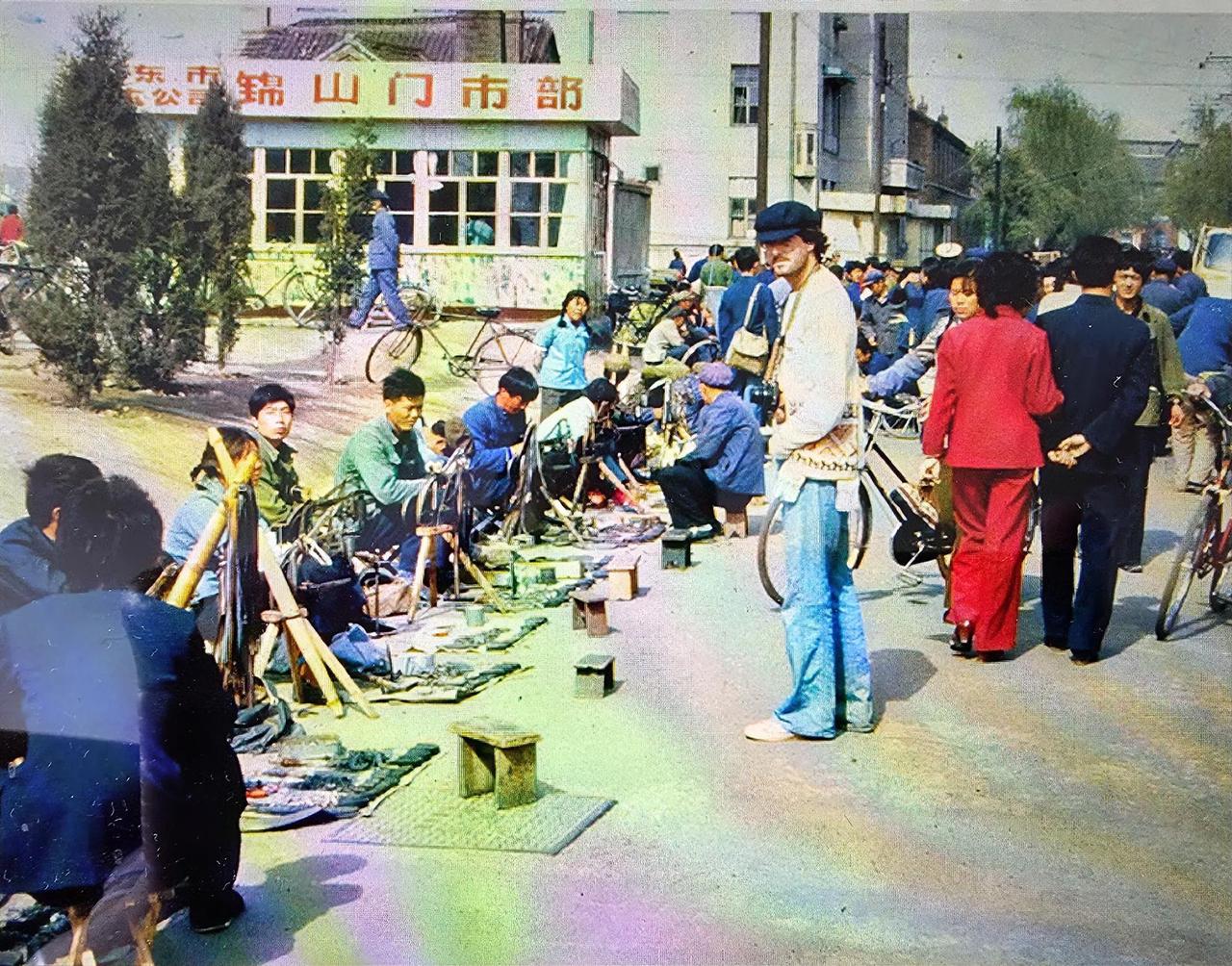 当年在辽宁的各个城市街头，能看到不少来自南方的修鞋匠。他们怀揣着精湛手艺，带着吃
