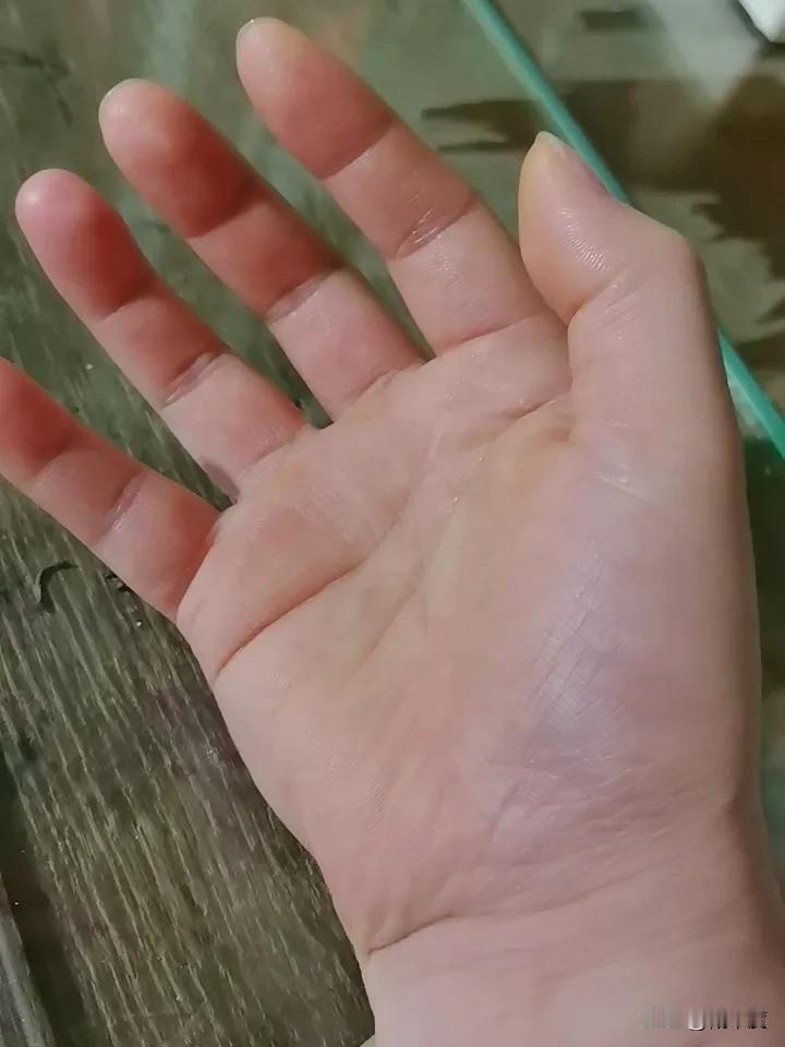 惊了！八旬老太遗嘱曝光，把拆迁款全给了快递小哥，亲孙子气到摔碗！
 
