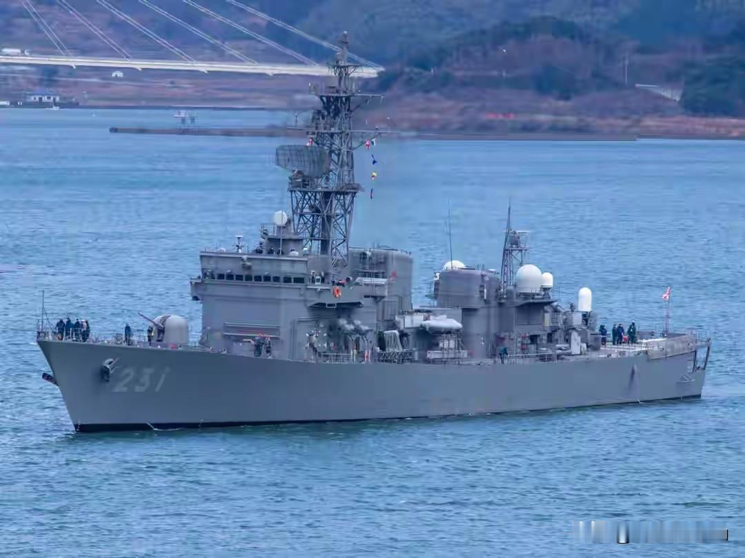 日本给菲律宾6艘军舰怎么看都是日本在武装菲律宾，就像美国武装乌克兰，就像美国给以