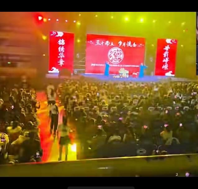 相声不是传统艺术吗？这还是相声吗？连蹦加跳，台下还有几个女孩蹦迪配合伴舞。相声不