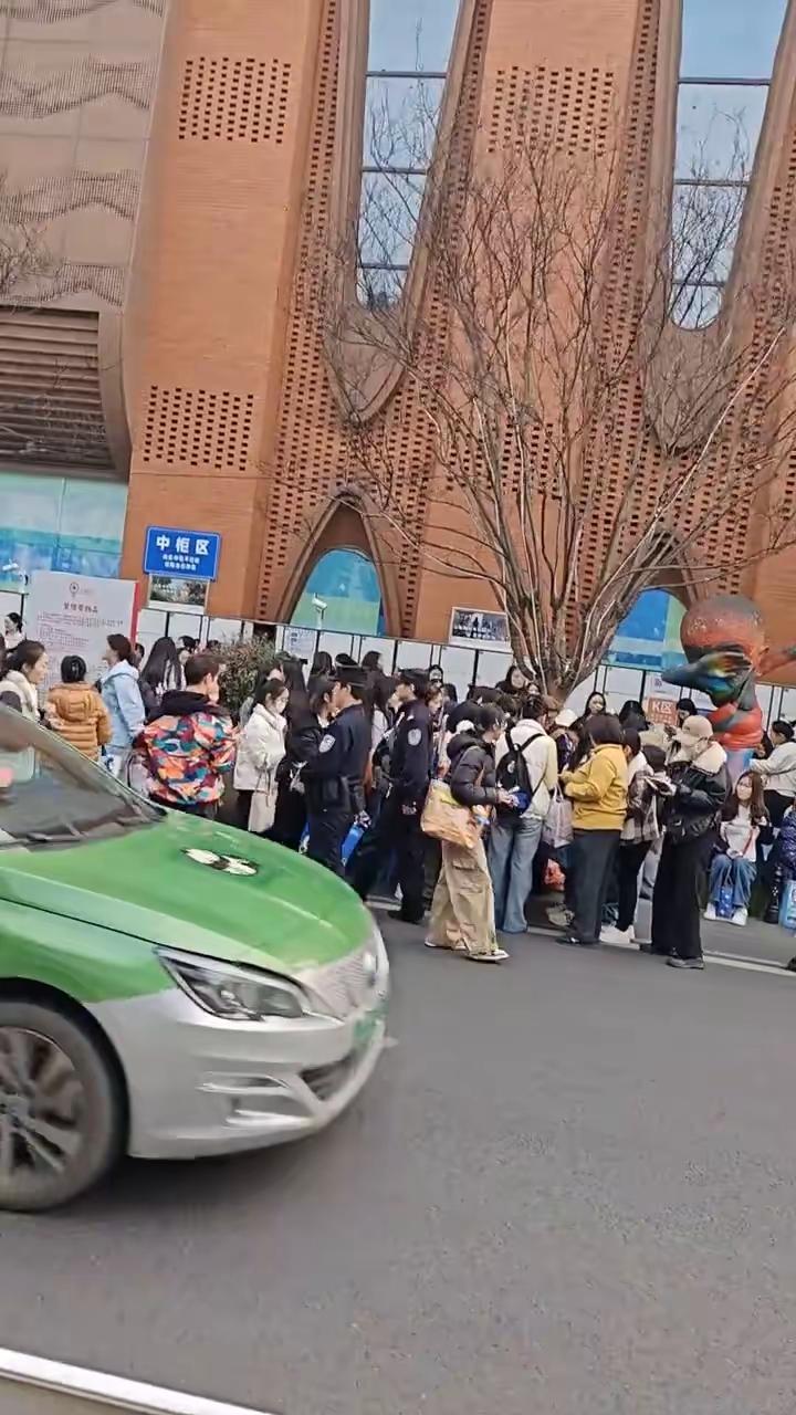 距今晚成都混团国乒对阵埃及队的比赛，还有好几个小时，国乒的粉丝现在已经开始入场了