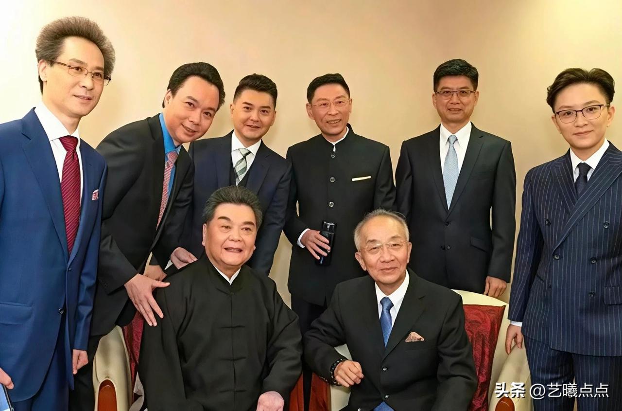 这么多京剧名家同框，到底是两代人还是三代人，得好好琢磨琢磨。
但小编认为，不同代