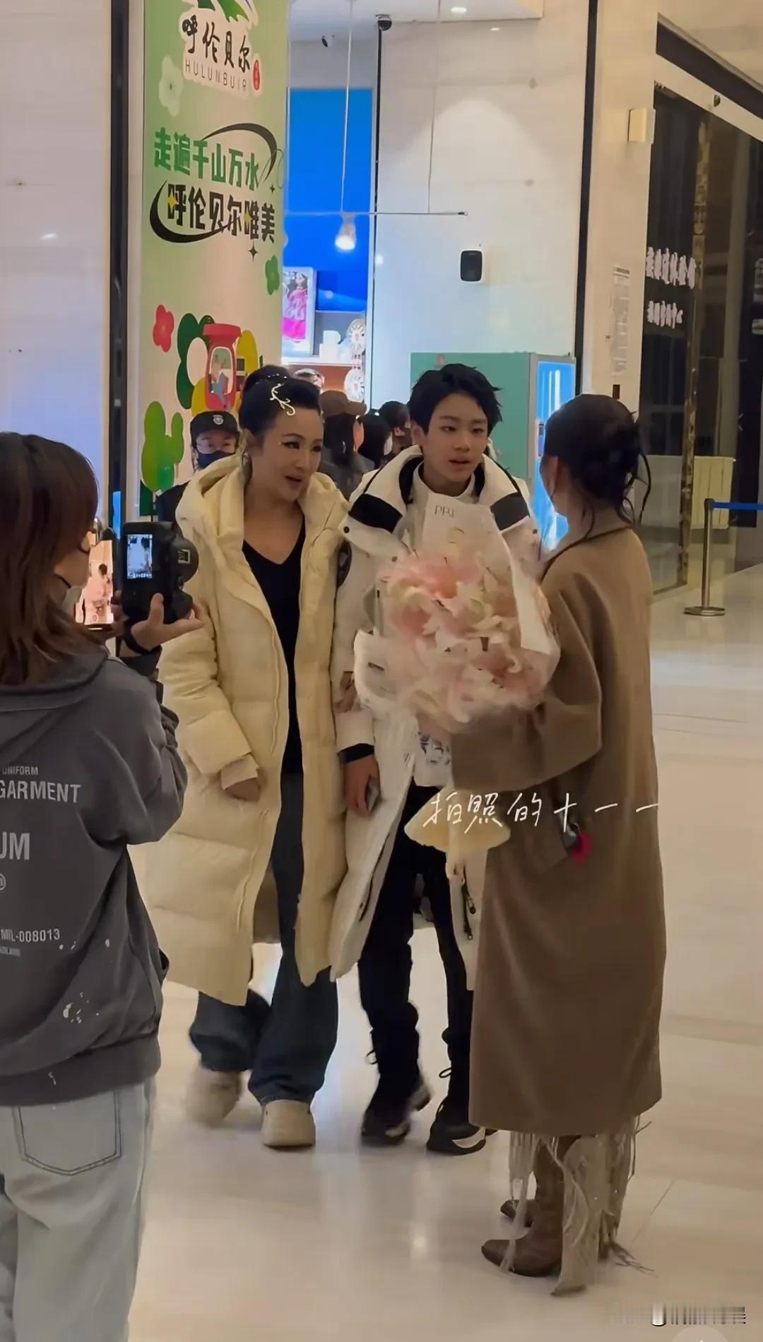 《浪姐6》成团夜，曹颖不仅请来了老搭档孙耀威，儿子“小王子”也来到现场支持妈妈了