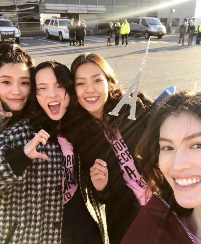 谁还记得这张维秘后台的神仙合照

当年刘雯、奚梦瑶、何穗、雎晓雯，四大超模同框，