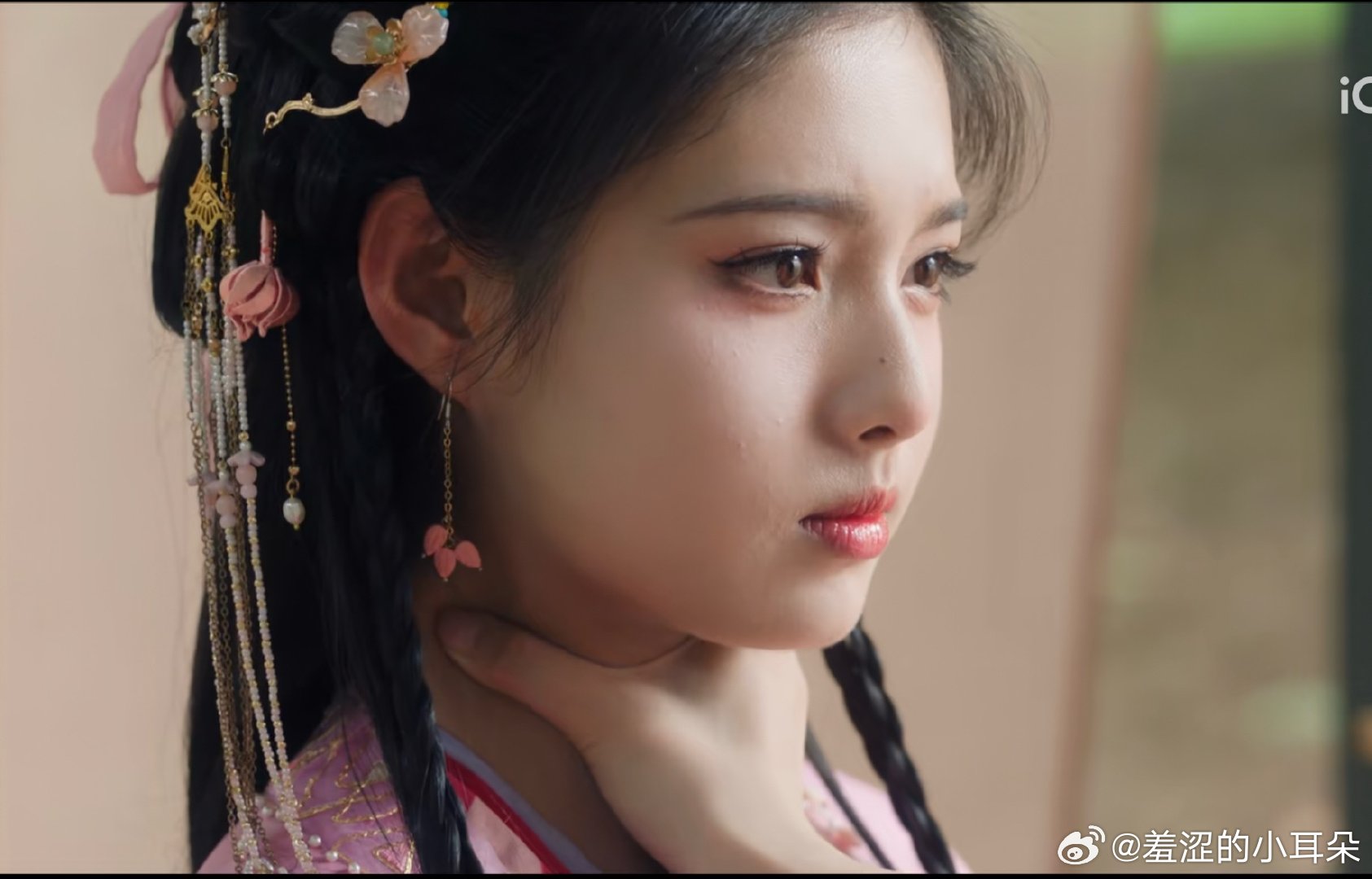 雀骨就是很一般的古偶，与其说是滤镜不好。其实是导演不行，完全大白光拍每一个人，也