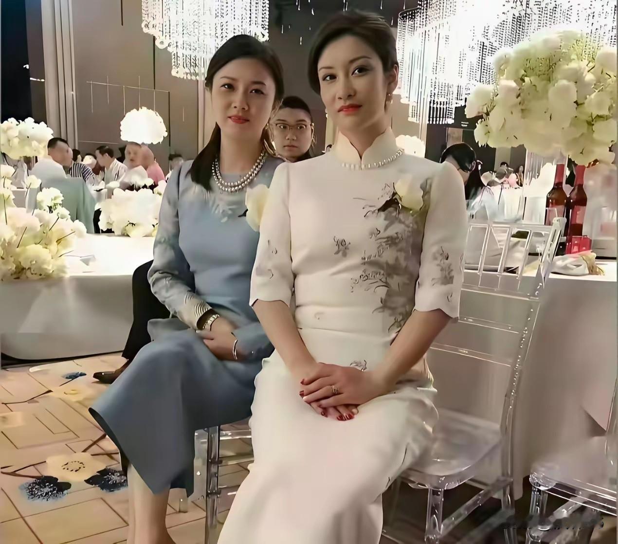 有其母必有其女，有其母必有其子！两位优秀的母亲在婚礼上一坐，就是一道亮丽的风景！