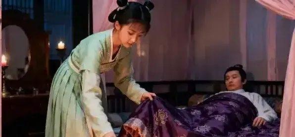 古代的通房丫鬟，其实就是主子行房时候的工具，主子需要时，得赶紧递汗巾，点安神香，