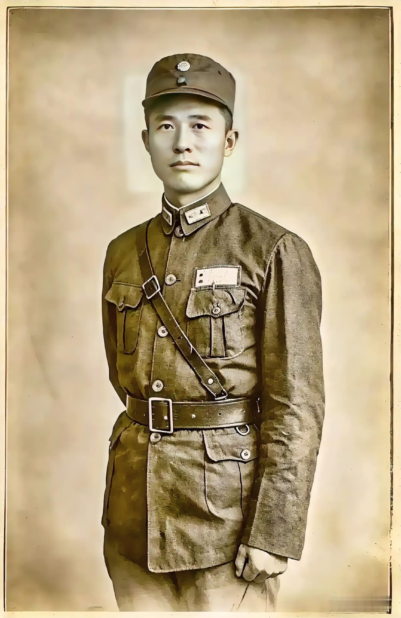 照片上的这位失去右臂的军人叫程希贤，他投笔从戎，先是跟随冯玉祥骁勇善战，后又跟随