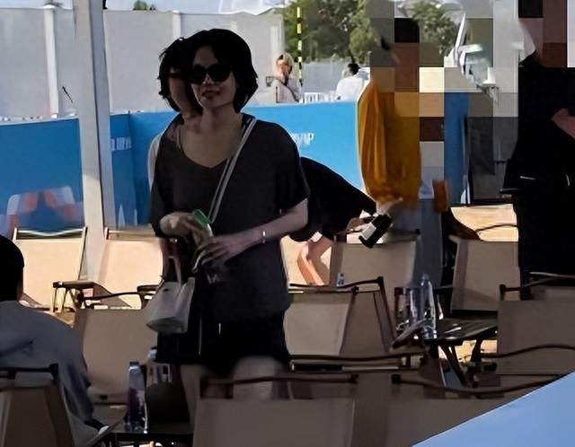 没陪谢霆锋过生日，王菲去了阿那亚，见证女儿窦靖童的音乐才华