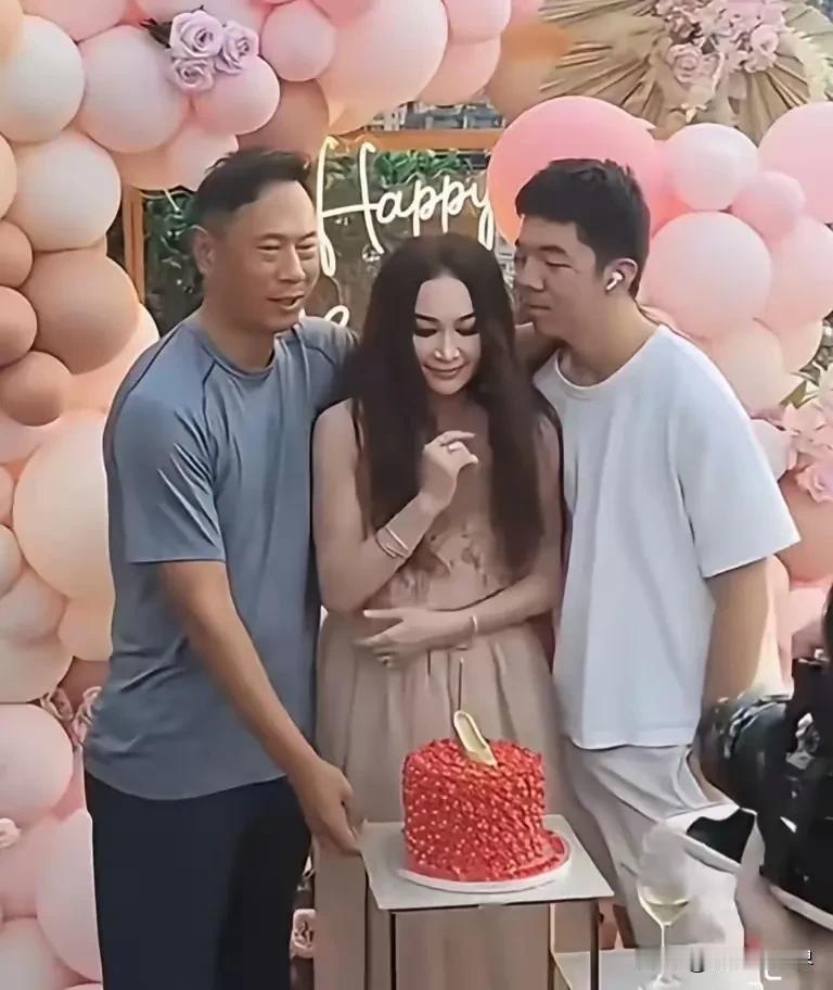 不老女神温碧霞的魅力也太大了吧！家里两个男人居然为了她争风吃醋起来了[憨笑]
