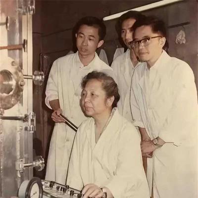 1957年，美国海关私吞了中国女人行李箱里面的6800美金，她却开心地笑了。殊不