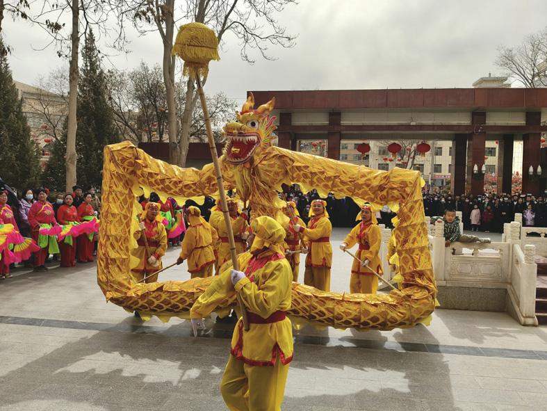 锣鼓喧天迎新春 秧歌起舞贺丰年｜甘肃武威市民勤县
秧歌社火大拜年活动持续上演
金