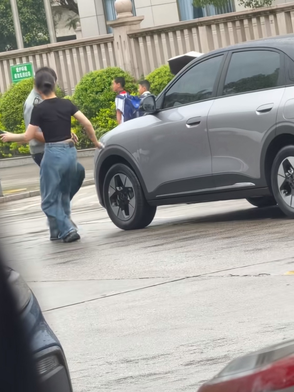 女子脚踹保安后被反手扇一耳光保安大爷：我只是拿生活没办法，不是拿你没办法。 