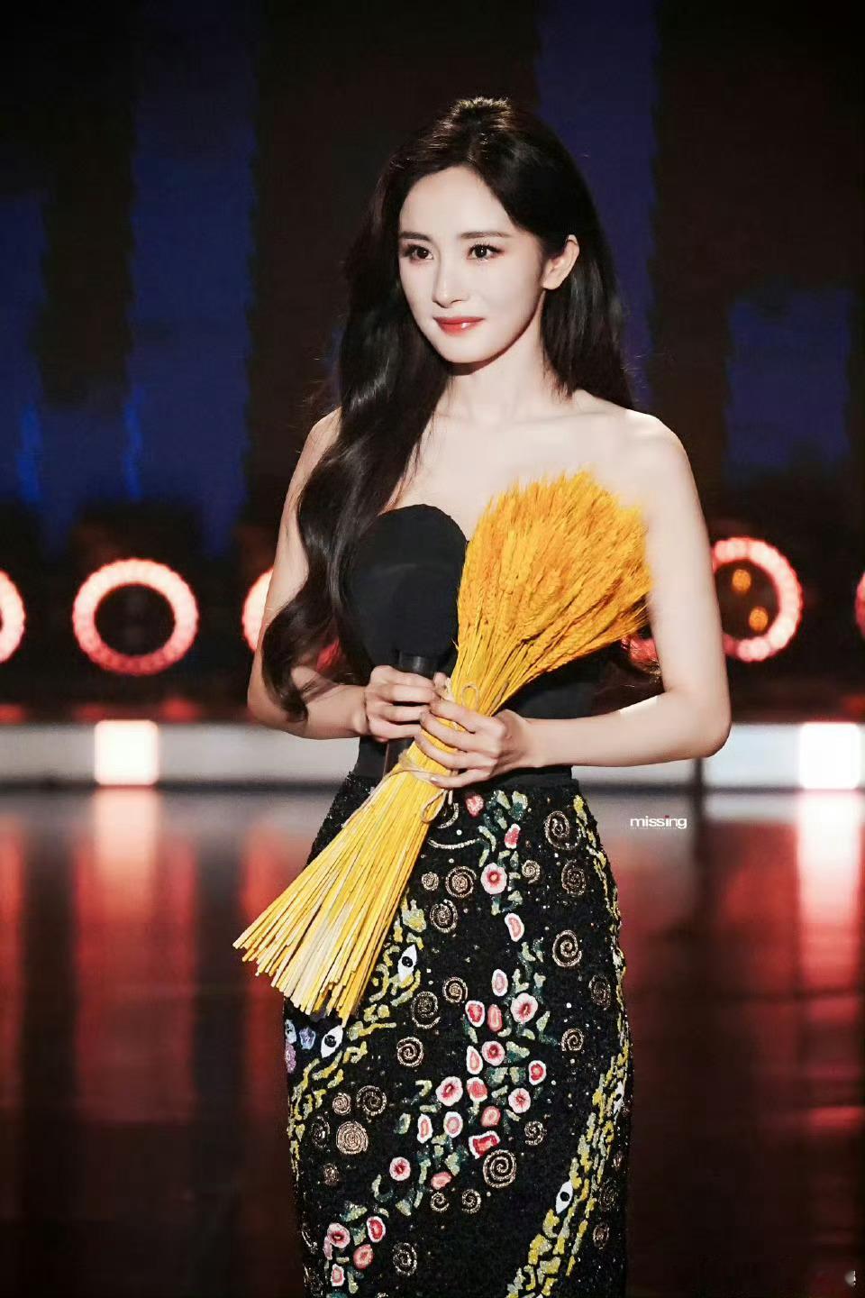 杨幂没走ELLE红毯，今天参加的中国广播电视精品创作大会，好美[哇]elle红毯