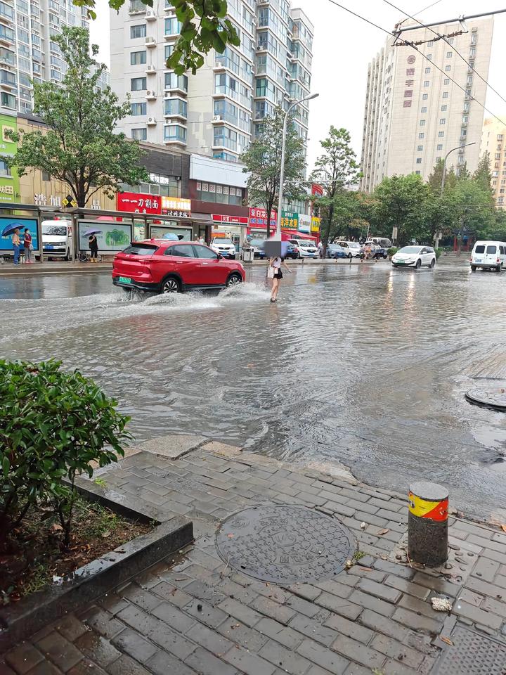 在青岛的辽宁路，青海路，华阳路，泰山路，下雨就可以不去海边感受大海，还有大海（五