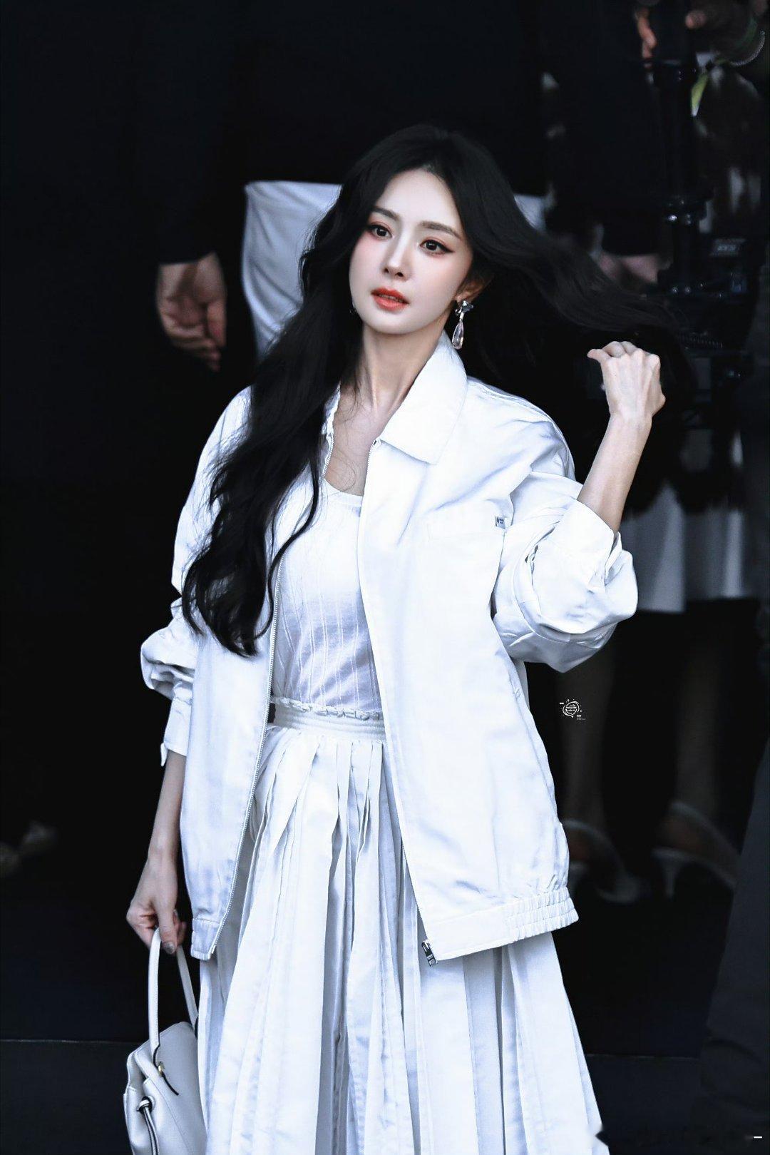 杨幂杨幂 ym杨幂哈尔滨一九四四 ym杨幂没有一顿火锅解决不了的事“我围绕着你，