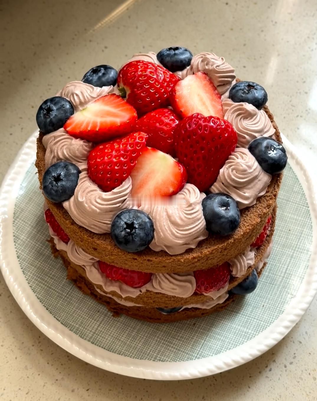 红红火火的草莓🍓蛋糕🍰，吃了快乐加倍！！！ 