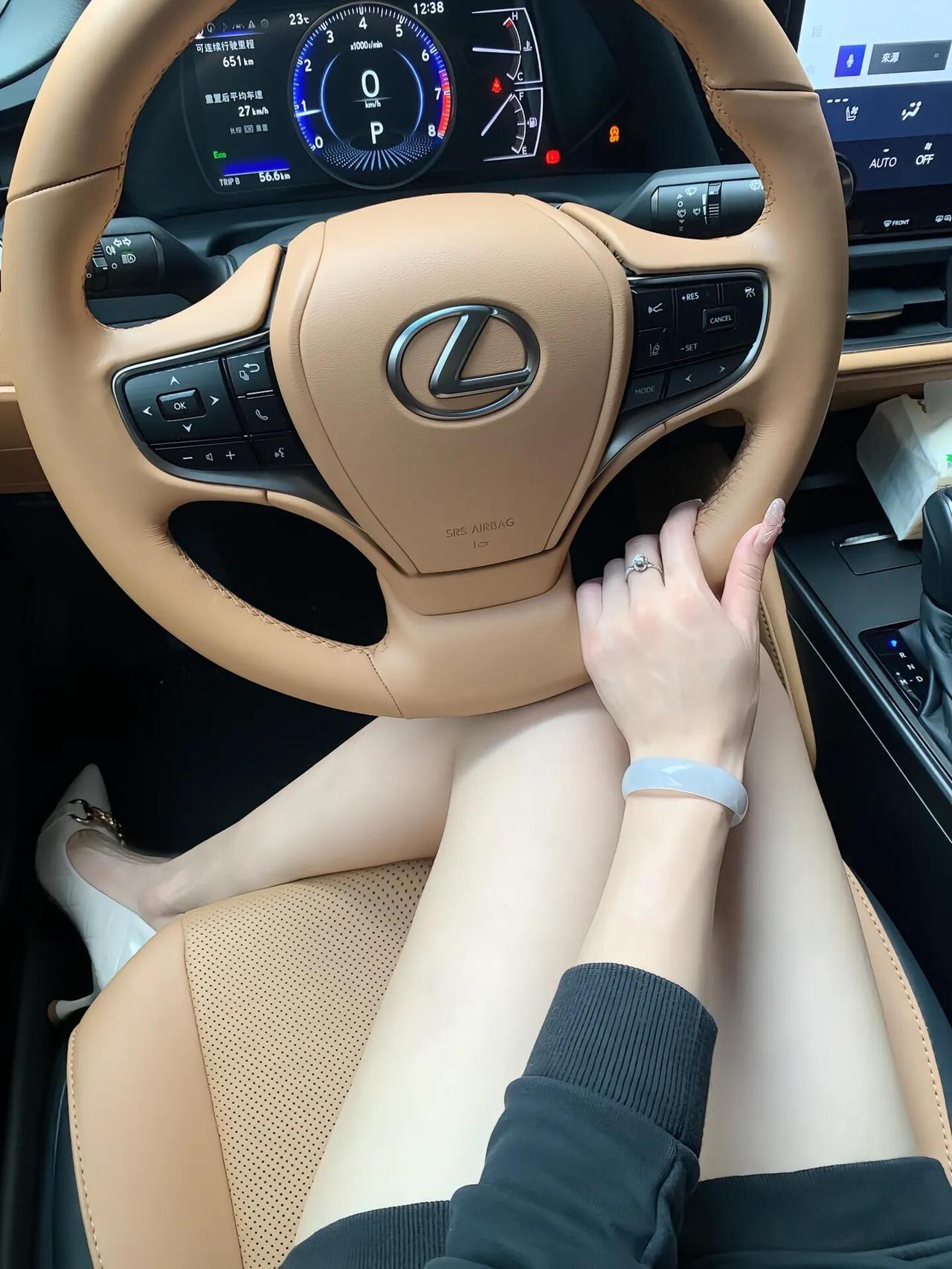 靠自己拿下第二台雷克萨斯，这种踏实的快乐谁懂啊🚗

女生买车真的不看参数，顺眼