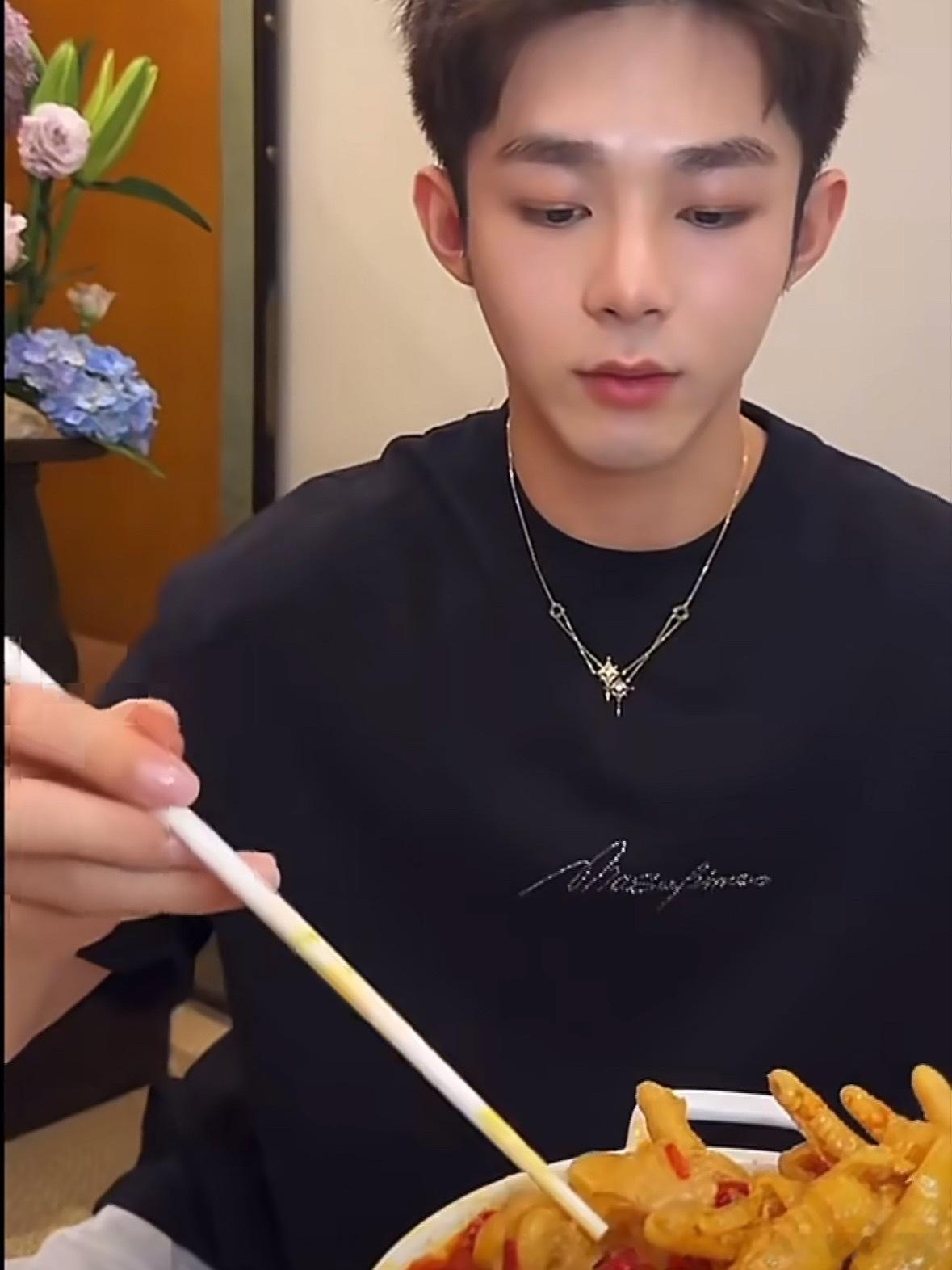 潘宥诚曝虞书欣整容  潘有诚说虞书欣大学就开始整容，但翻来翻去也没见他拿出什么实