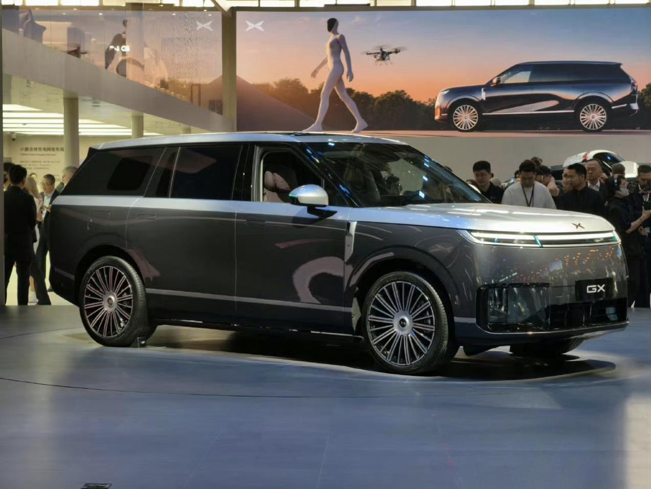 小鹏GX也有双拼色了！一眼高级。
全新「昆仑云境」双拼车色，选装价格是1万。
小