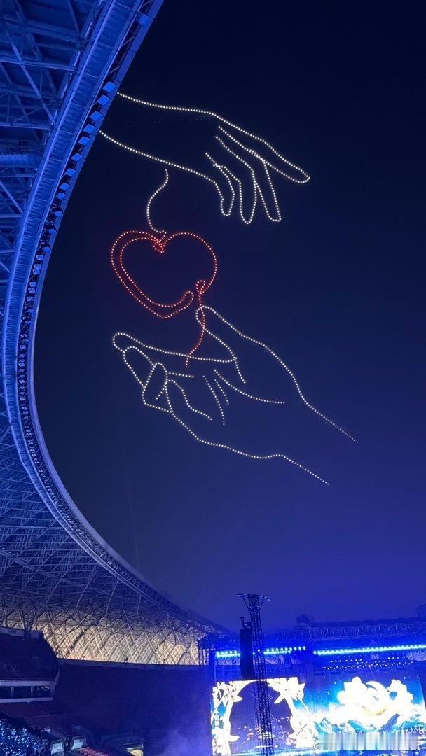 周传雄演唱会夯爆了周传雄贵阳演唱会氛围感拉满，新歌首唱惊艳，巡场花车互动暖心，烟