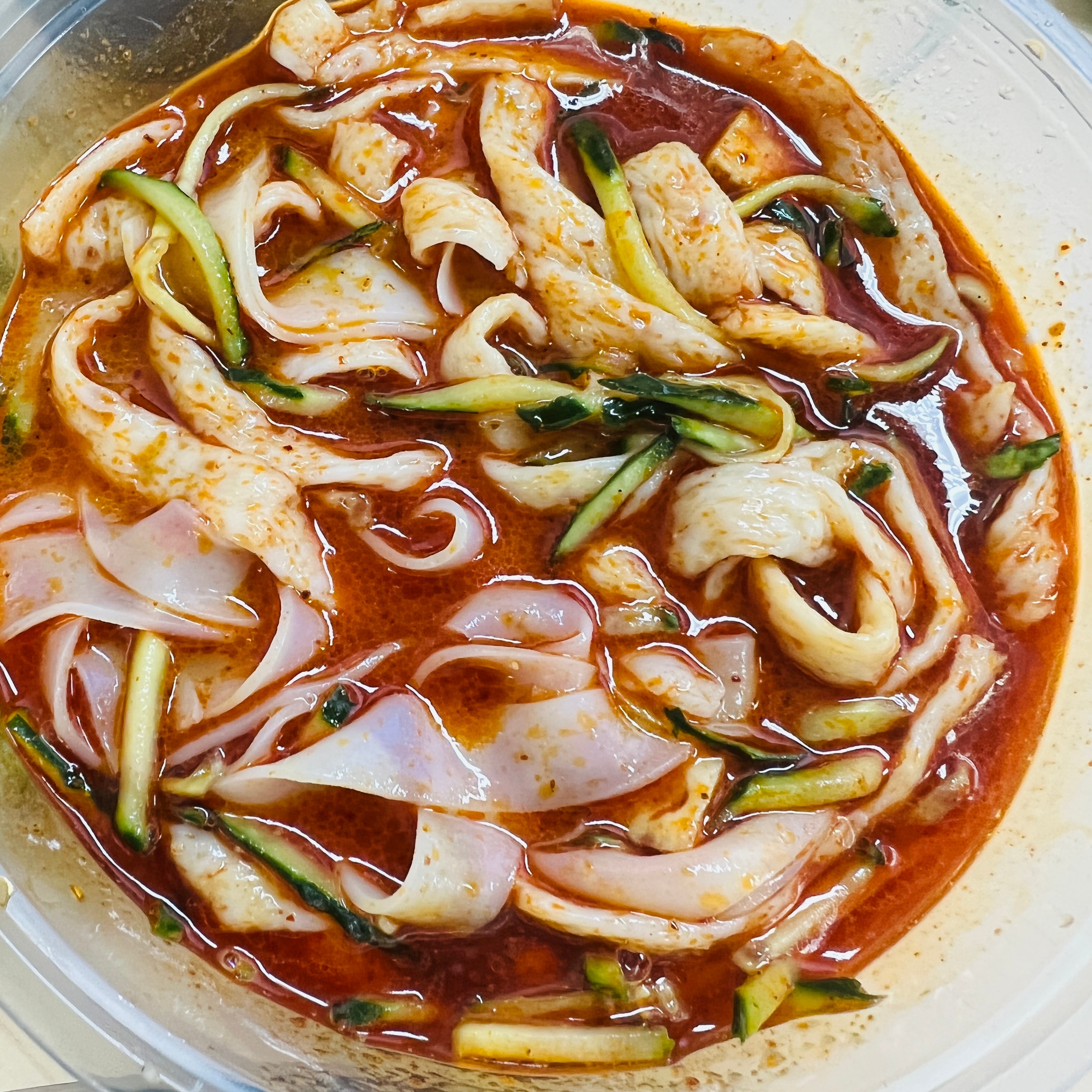 郁闷也会化为食欲，大半夜的吃这一碗凉皮儿应该也不会胖吧！ 