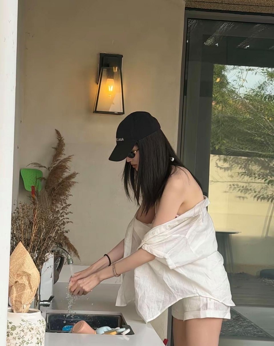 何穗发阿那亚一组图，衣着时髦，身条利落 