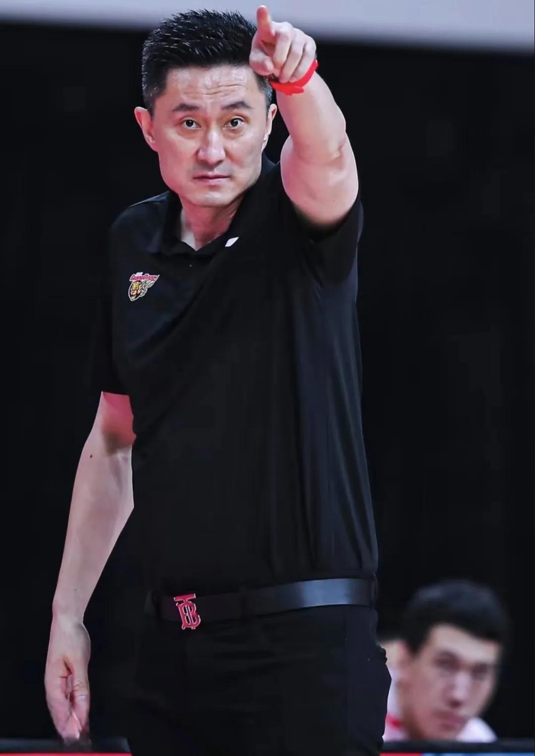 广东队这几年来成绩不理想，关键是没有练出一个新人，所以网络上很多球迷喷杜锋，有的