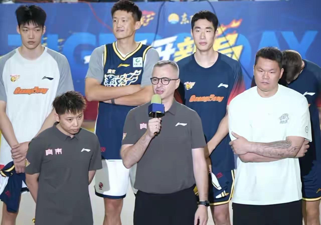 朱芳雨亮相广东宏远男篮俱乐部球迷嘉年华活动，看来朱总的表情很严肃呀，觉得朱总不怎