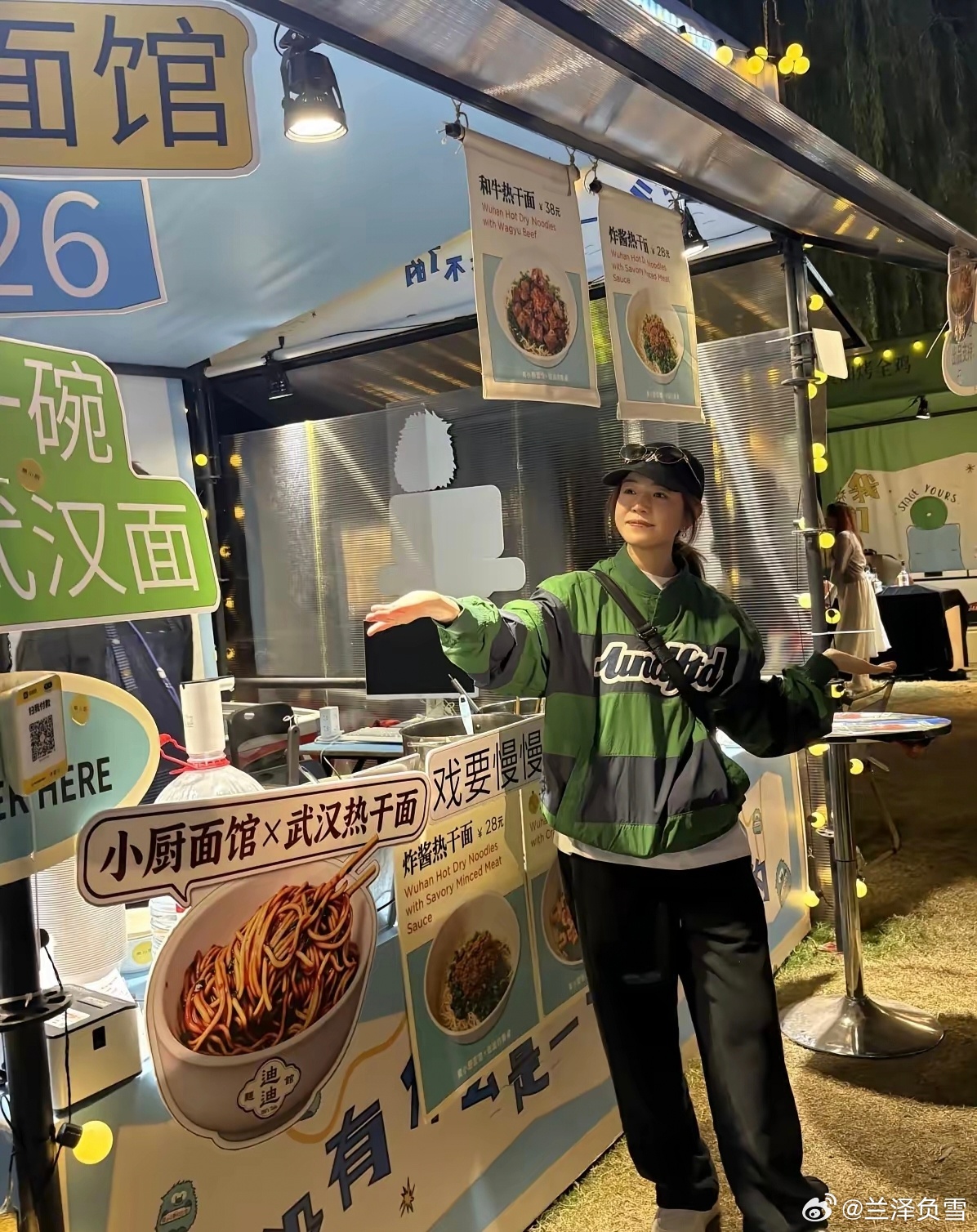 网友乌镇偶遇陈妍希，街边喝咖啡休闲随性。来参加乌镇戏剧节，状态清甜有活力。 ​​