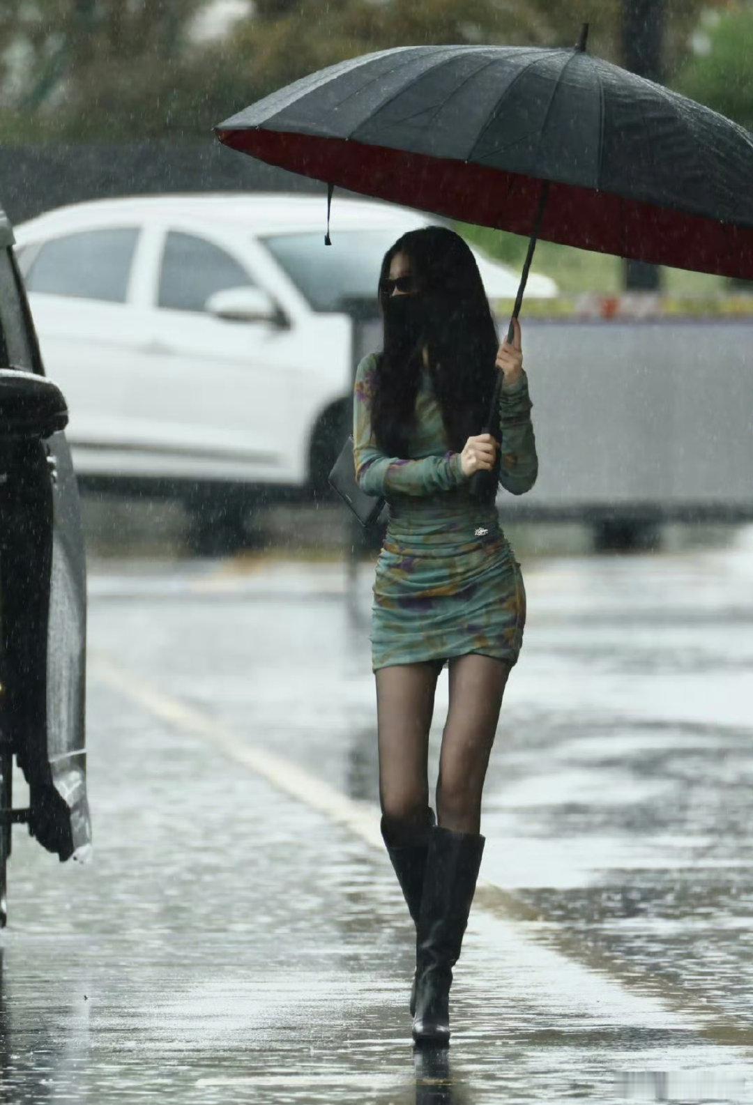 虞书欣雨天撑伞路透虞书欣这雨天路透直接把氛围感拉满了，撑伞走在雨里的样子跟现偶女