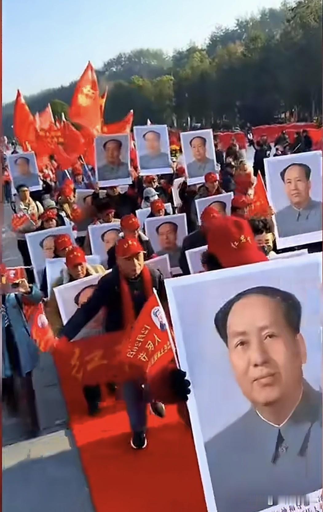 清明时节雨纷纷，路上行人欲断魂。
借问哀思何处聚，民众心向韶山村。
（化用杜牧诗