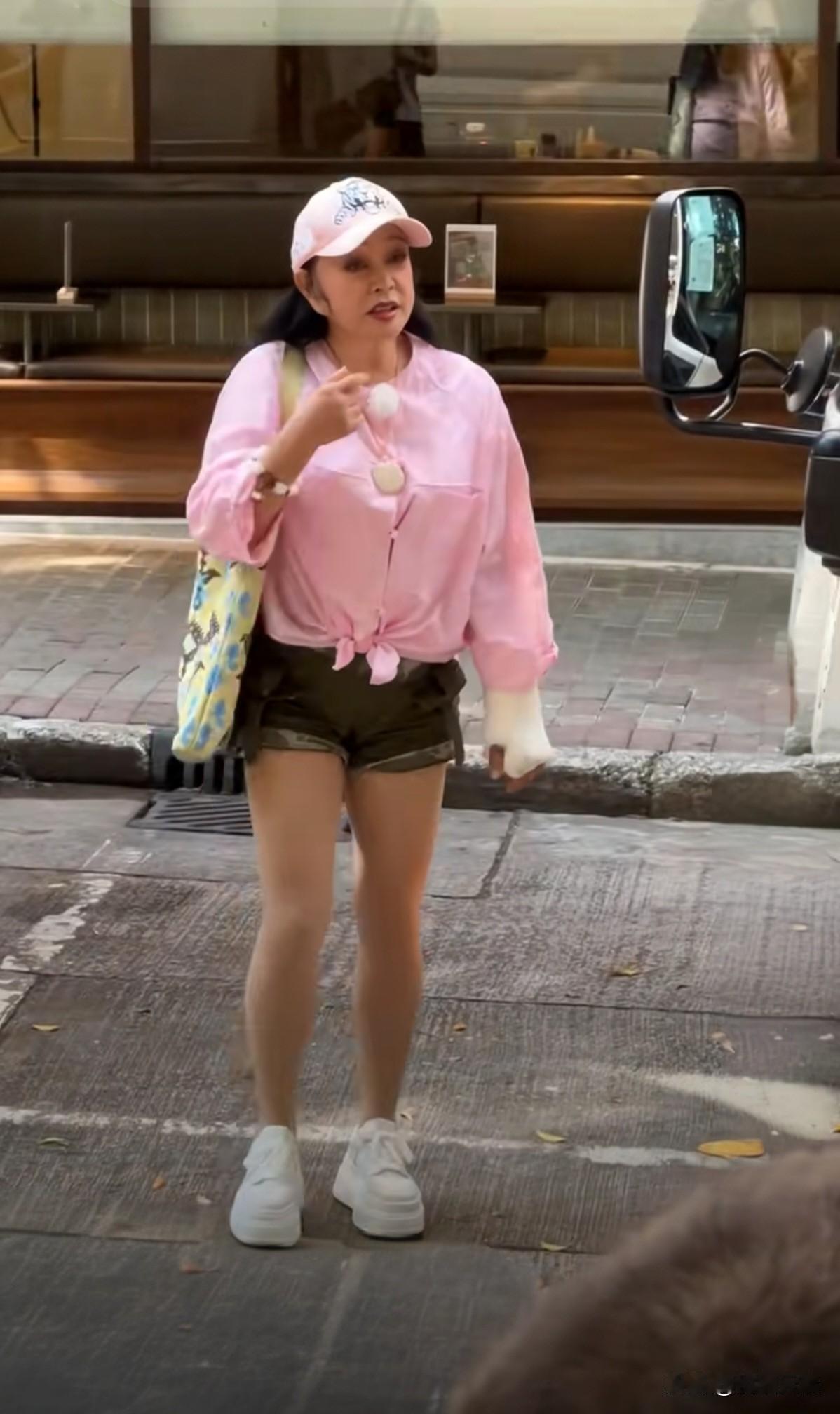 晓庆姐在上世纪七八十年代也是响当当的人物，敢爱敢恨，敢做敢当。就连姜文，葛优，张