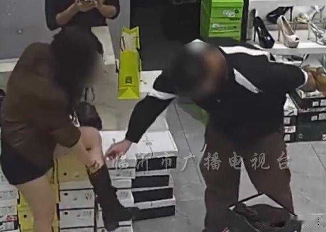 广东，一名男子在商场里闲逛路过一家女鞋店，他直接走进去说要给女友买鞋。但是女友又