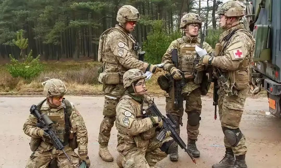 一边是盟友，一边是领土，这回丹麦真是被逼到墙角了。
 
事情得从格陵兰说起。这个