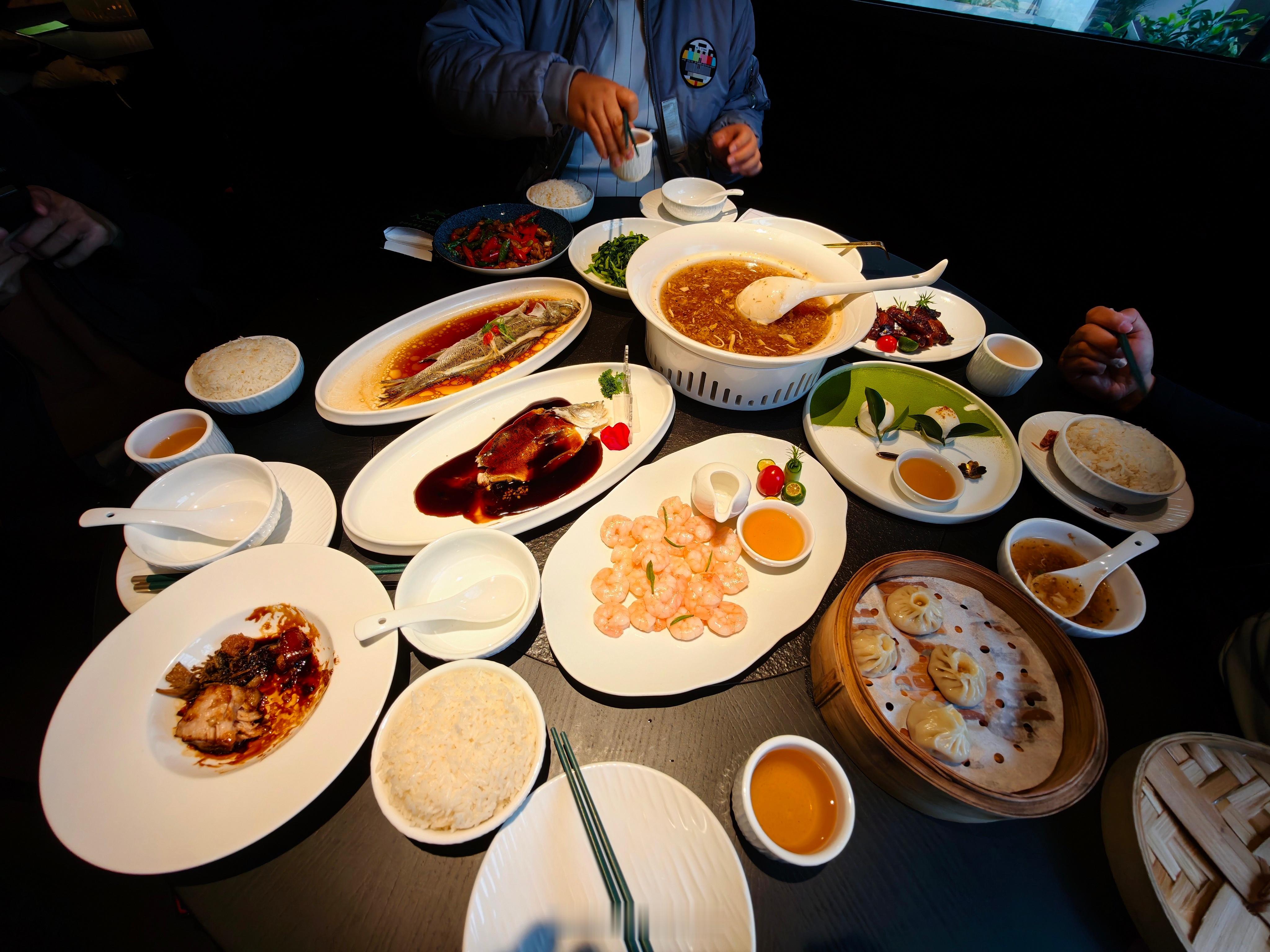 今天中午我司团队要拍个杭帮菜 于是乎我找了西湖附近一家获过金奖的。西湖醋鱼、龙井