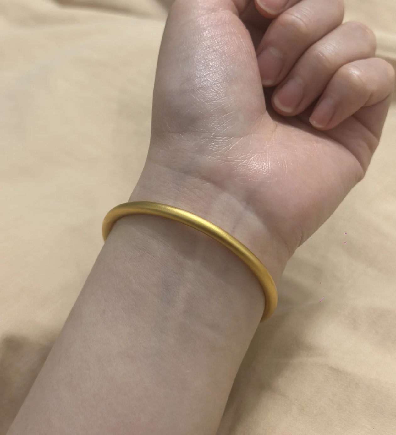 金价这不也没有跌到多少嘛，等跌到400再通知我，一定买个金镯子，这种素圈好看吗？