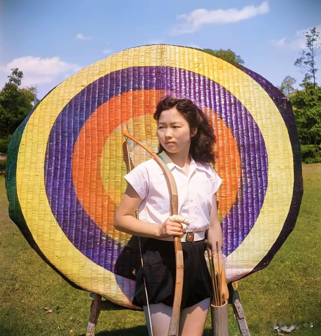 抗战时期，英国摄影师在中国西南拍摄的照片，一名女生正在练射弓箭。她的穿着很洋气，