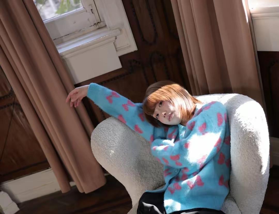 冬日穿搭，短发女生蓝色毛衣 蓝色毛衣女孩 蓝毛衣